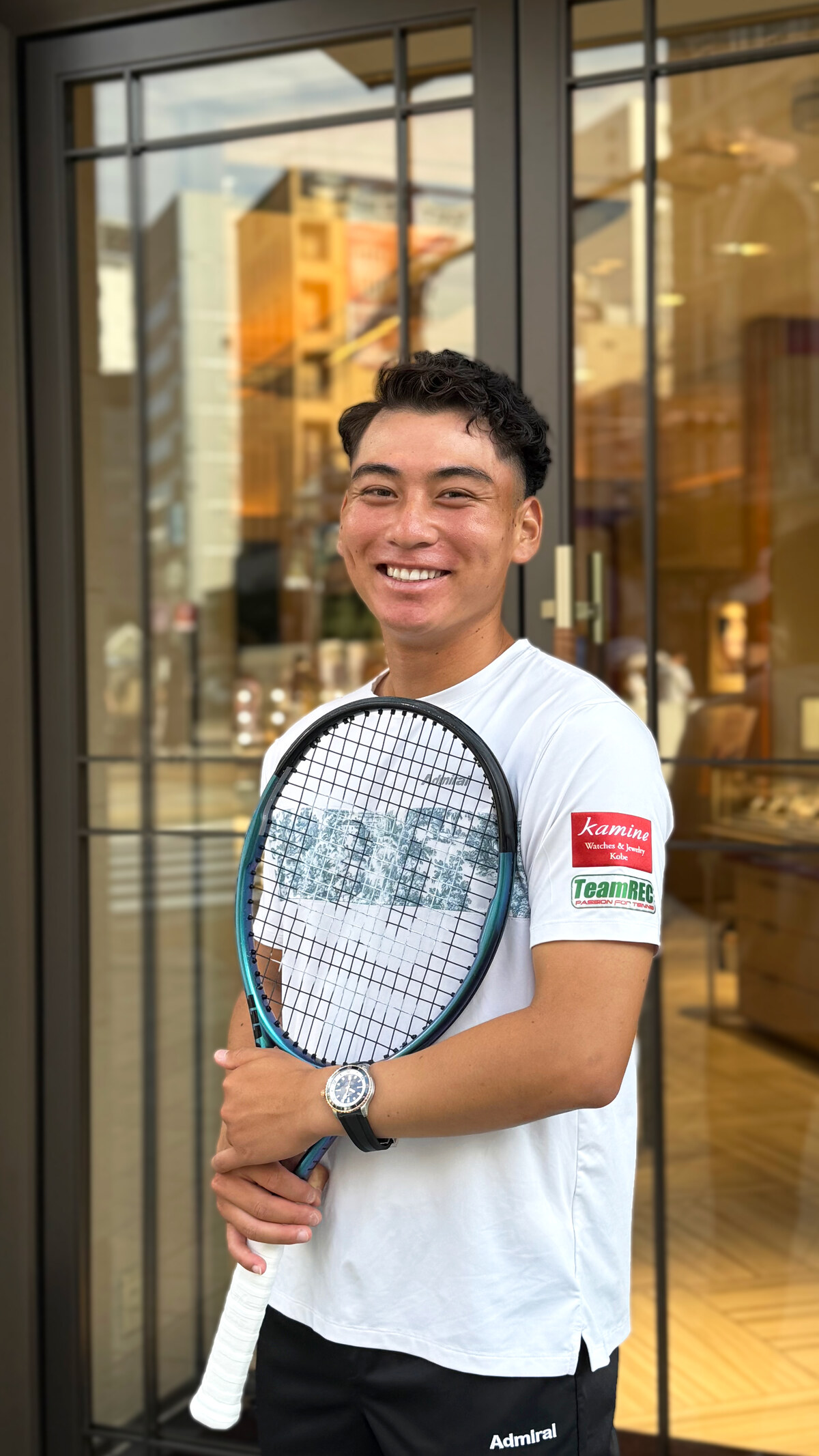 カミネのロゴ入りウェアを着用する田口涼太郎選手