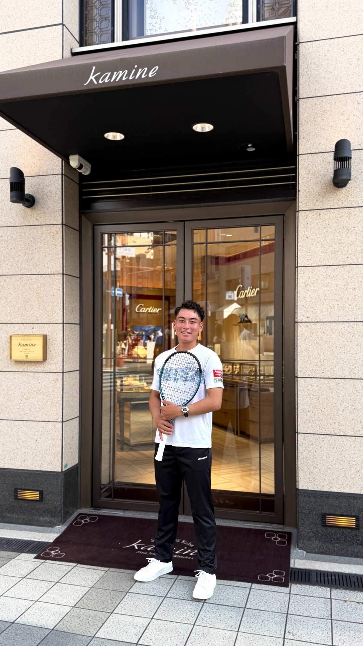 カミネ店舗前に立つ田口涼太郎選手