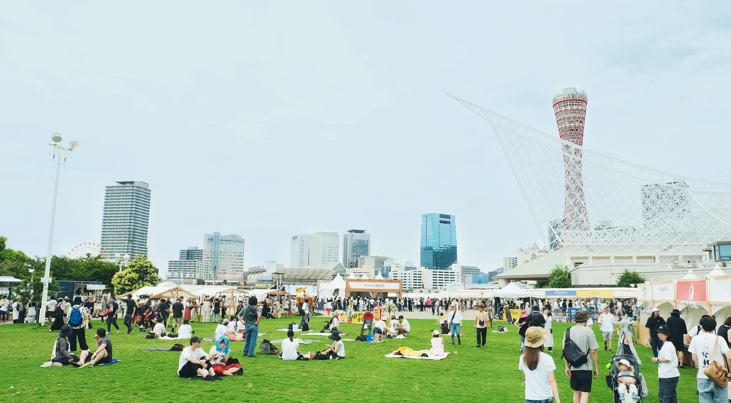 メリケンパークに広がるビショップ音楽祭の会場風景