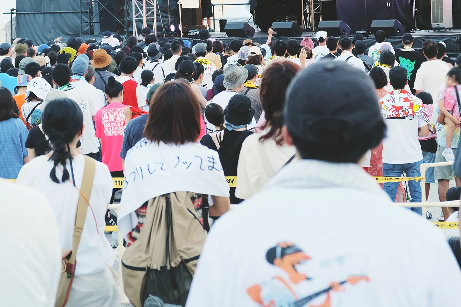 ビショップ音楽祭のステージを楽しむ来場者