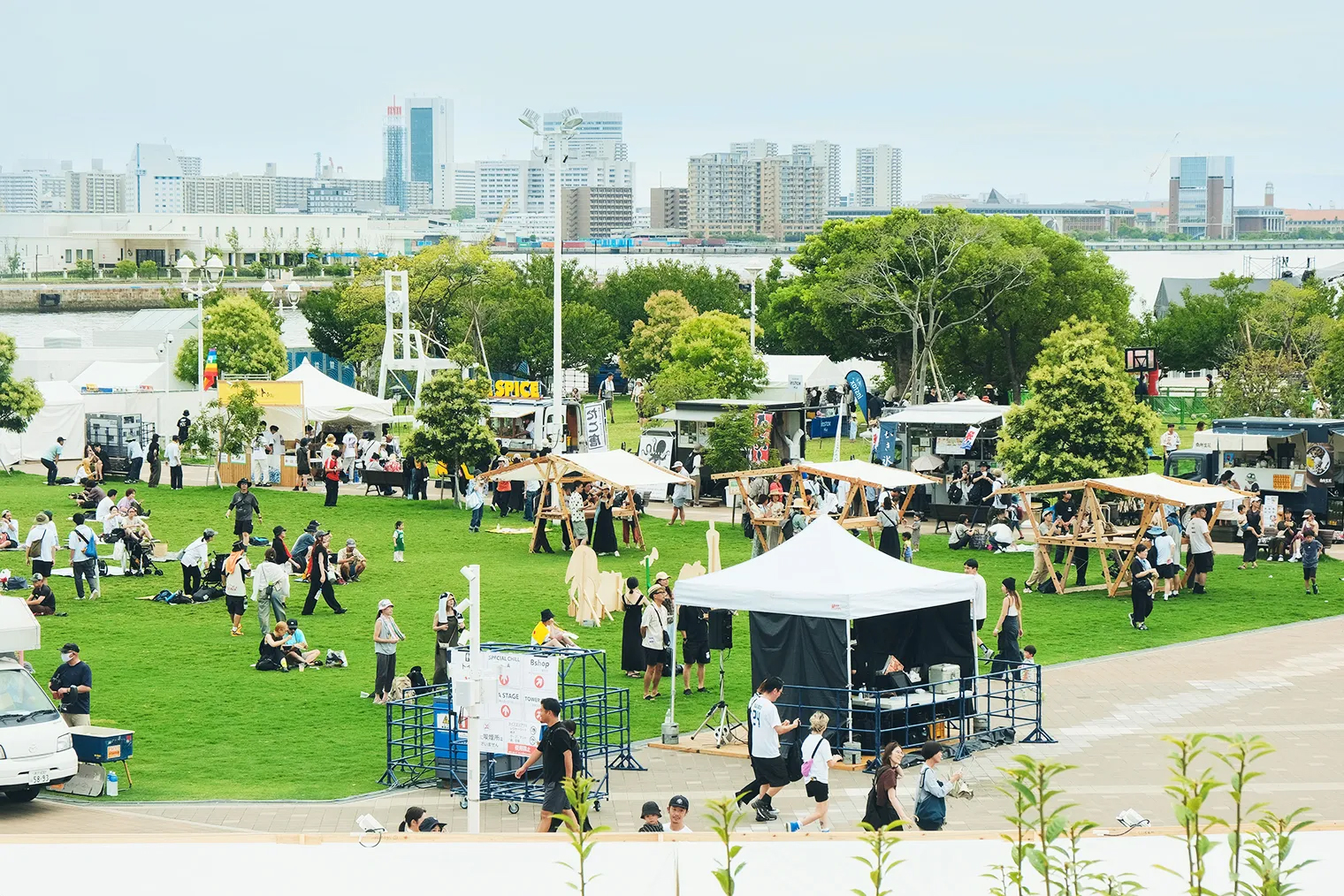 海を望むビショップ音楽祭のショップとフードエリア