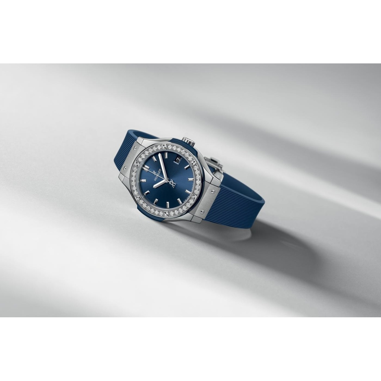 HUBLOT クラシック・フュージョン チタニウム ブルー ダイヤモンド 33mm 581.NX.7170.RX.1104