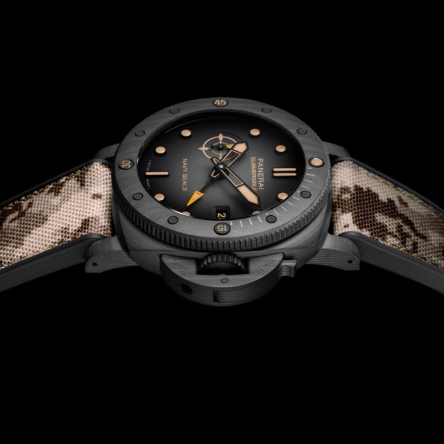 PANERAI サブマーシブル クアランタクアトロ GMT ネイビーシールズ カーボテック™ PAM01513