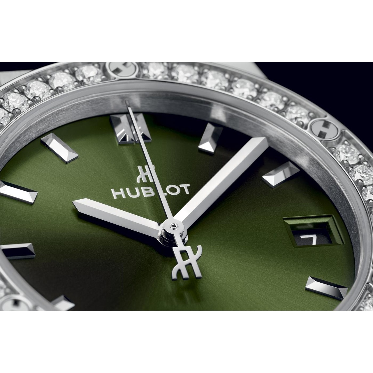 HUBLOT クラシック・フュージョン チタニウム グリーン ダイヤモンド 33mm 581.NX.8970.RX.1104