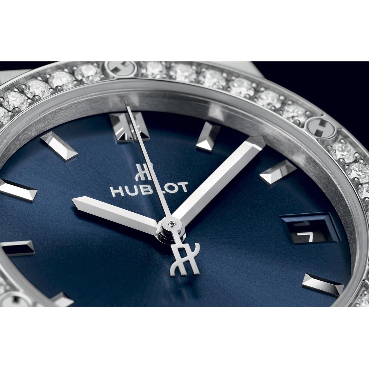 HUBLOT クラシック・フュージョン チタニウム ブルー ダイヤモンド 33mm 581.NX.7170.RX.1104